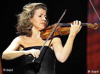 Anne-Sophie Mutter playing the violin