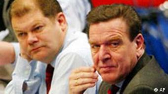 Gerhard Schröder und Olaf Scholz Parteitag (AP)