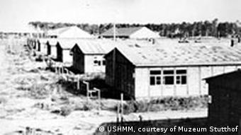 Foto em preto e branco mostra campo de concentraÃ§Ã£o de Stutthof apÃ³s a libertaÃ§Ã£o, em 1945