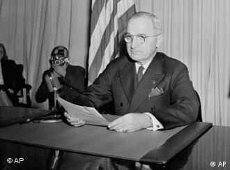 Rais Truman (miaka 60 iliopita) akitangaza kusalimu amri Ujerumani katika Vita Vikuu vya Pili vya Dunia