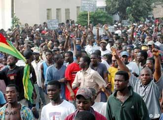 Menschen demonstrieren in Togo (AP)