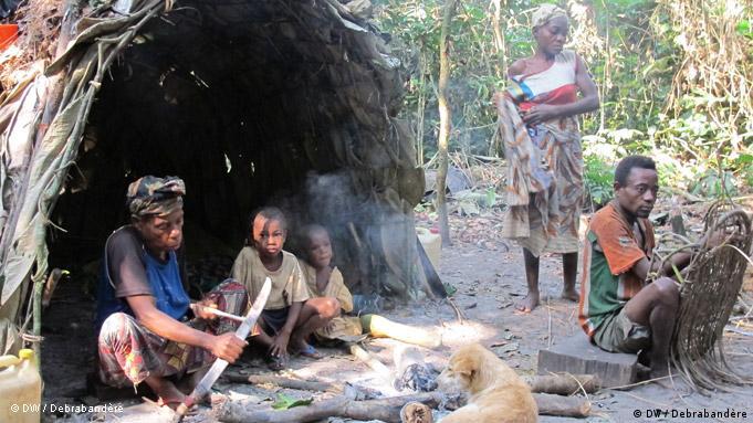 Pygmies in a hut (photo: Carine Debrabandère)
