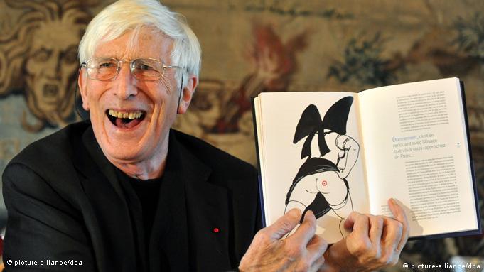 Tomi Ungerer holds up a book of his sketches (picture-alliance/dpa)