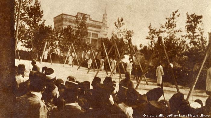 Публична екзекуция на арменци през 1915 година