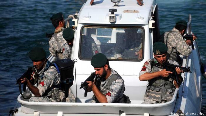 Iranianos em manobra naval: área é foco de conflitos