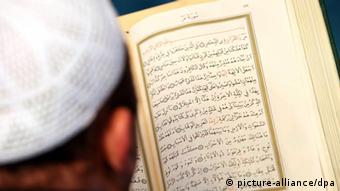 Deutschland Muslime Imam Gebet in der Sehitlik Moschee Berlin (picture-alliance/dpa)