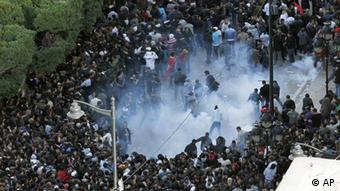Beginn arabischer frühling 2011 Tunesien Tunis Demonstration Ausschreitungen Tränengas