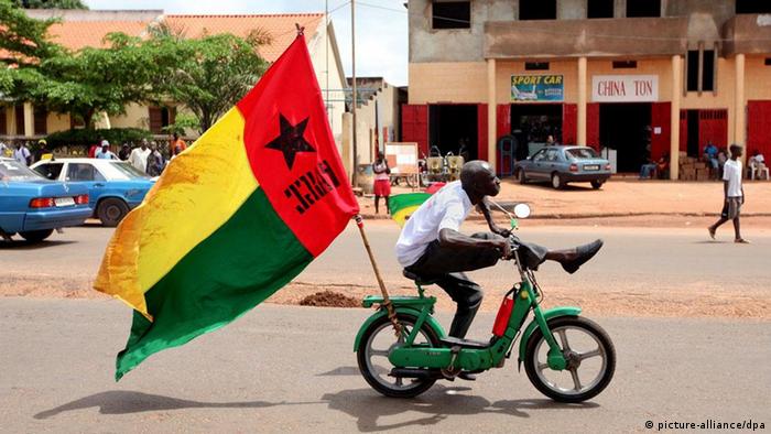 Guinea-Bissau Bissau Stadt Hauptstadt Fahne Flagge (picture-alliance/dpa)