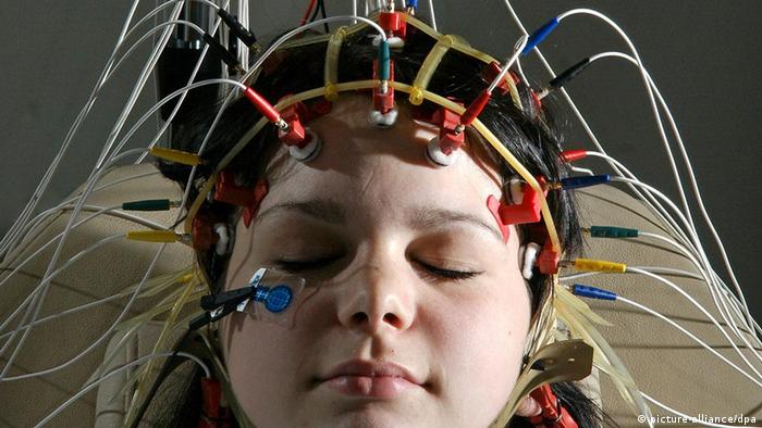 Paciente tem cérebro monitorado por eletrodos
