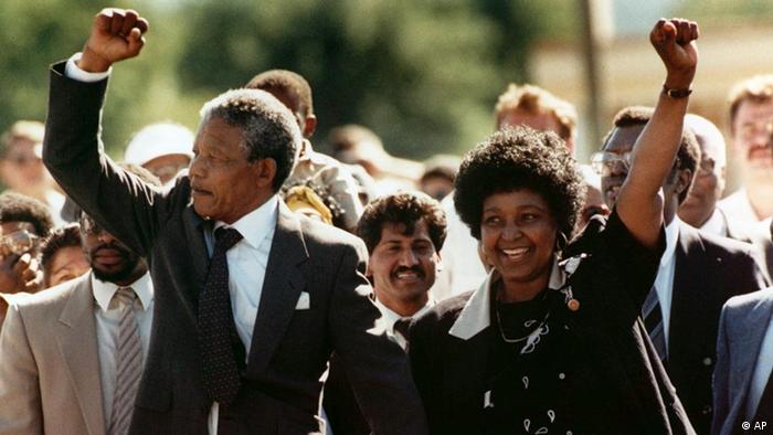 След 27 години, прекарани в затвора, на 11 февруари 1990 година Мандела най-сетне излиза на свобода. Високо вдигнатата ръка, свита в юмрук, символизира борбата на чернокожото население срещу белия режим. На снимката Нелсън Мандела е с тогавашната си съпруга Уини.