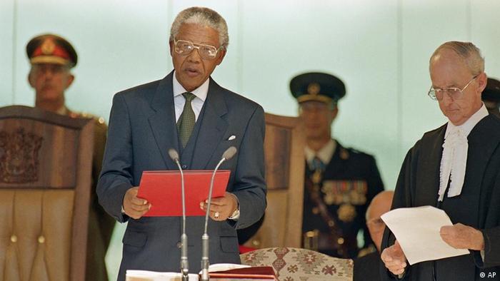На 10 май 1994 година Южна Африка пише история: след първите свободни избори в страната Нелсън Мандела става първият тъмнокож президент на Южна Африка. Остава на поста до 1999 година, когато предава щафетата на своя политически наследник Табо Мбеки.