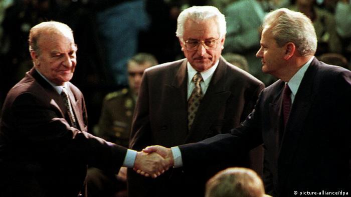Timeline Zerfall Jugoslawien Alija Izetegovic Franjo Tudjman und Slobodan Milosevic Treffen in Dayton USA (picture-alliance/dpa)