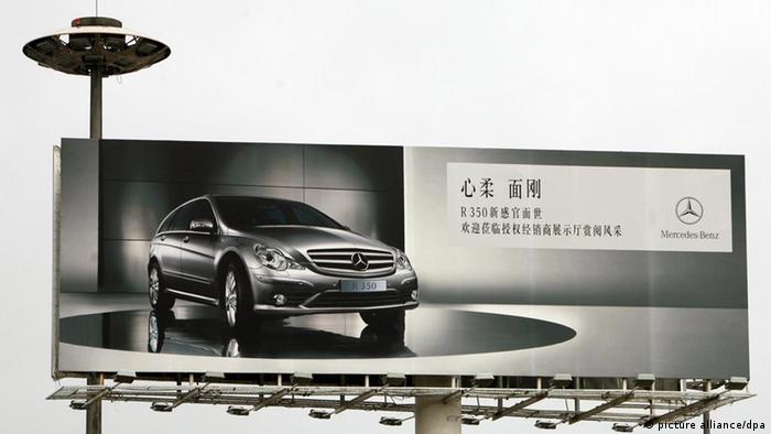 China Mercedes Benz Reklame in Peking (picture alliance/dpa)