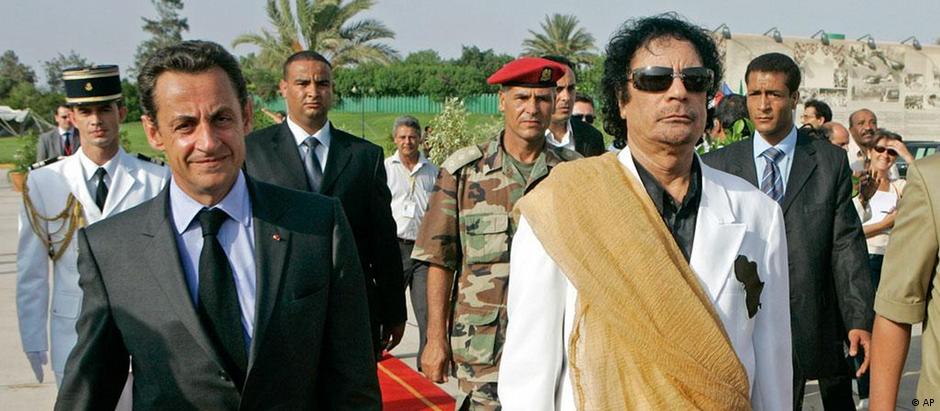 Sarkozy e Kadafi em 2007, durante visita do então presidente francês à Líbia