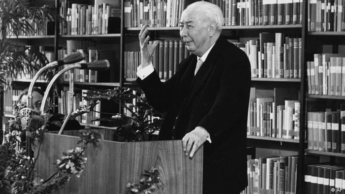 Theodor Heuss durante discurso