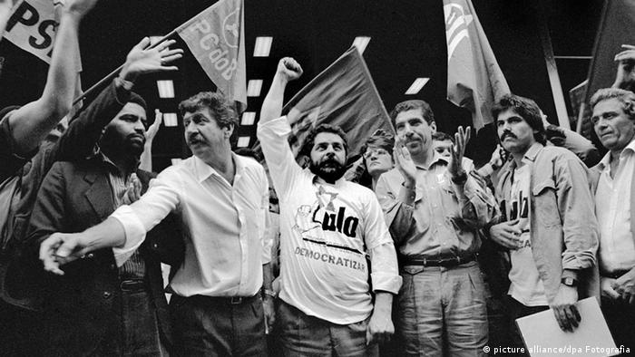Lula (centro) e membros do PT em protesto contra privatizações em setembro de 1989