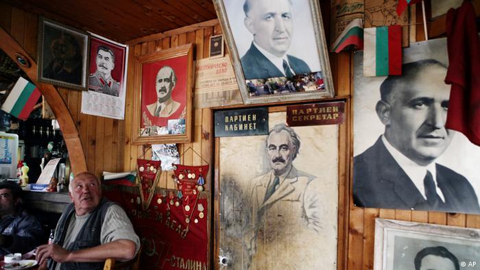 Портрети с ликовете на Сталин, Тодор Живков и Георги Димитров