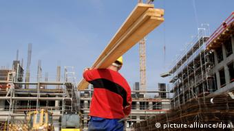 Polnischer Bauarbeiter auf Baustelle in Deutschland Einwanderung Zuwanderung Einwanderer Lohndumping