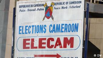Wahlen in Kamerun kamerunische Wahlbehörde Schild ELECAM (DW)