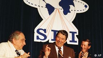 To 1983 o τότε πρόεδρος των ΗΠΑ Ρήγκαν ανακοίνωνε το εξοπλιστικό πρόγραμμα SDI (Strategic Defense Initiative“) που έγινε γνωστό ως «πόλεμος των άστρων».