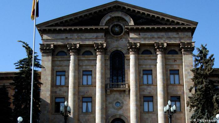 АРМЕНИЯ: Парламент Армении созовет 8 апреля внеочередное заседание