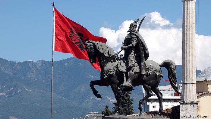Albanien Tirana Stadt Skanderbeg Platz mit Skanderbeg Reiterstandbild (Fotolia/Matthias Krüttgen)