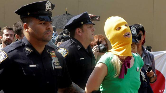 Protesters oppose Pussy Riot sentence in New York (AP)