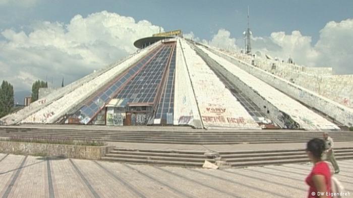 Навремето Пирамидата в Тирана е била музей, посветен на живота на диктатора Енвер Ходжа. Едва сега той се преустройва в Младежки център. 