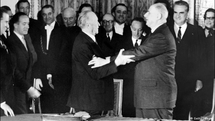 Resultado de imagen para Fotos Alemania y Francia se reconcilian tras la firma por Charles de Gaulle y Konrad Adenauer del Tratado del ElÃ­seo.
