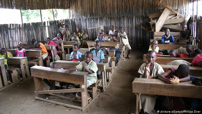 Burundi Schule Schüler in einer Grundschule (picture-alliance/Philipp Ziser)