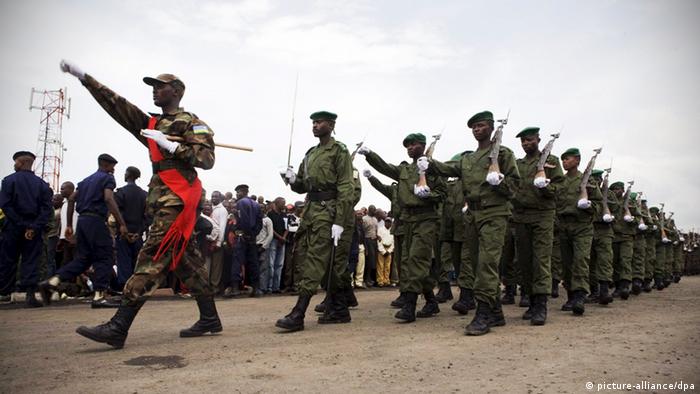 En 2009, des soldats rwandais se retirent de la ville de Goma, dans l'est de la RDC après une offensive controversée contre les FDLR