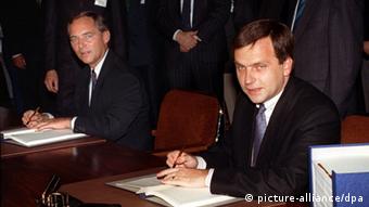 Σόιμπλε και Κράουζε συνυπογράφουν τη συνθήκη για την πρόσχώρηση της ΛΔΓ στην Ομοσπονδιακή Γερμανία το 1990