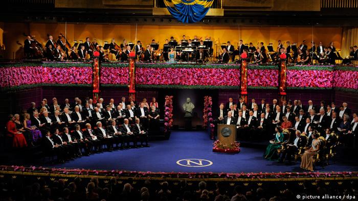 Los premios Nobel, en Estocolmo, firmemente en manos masculinas.