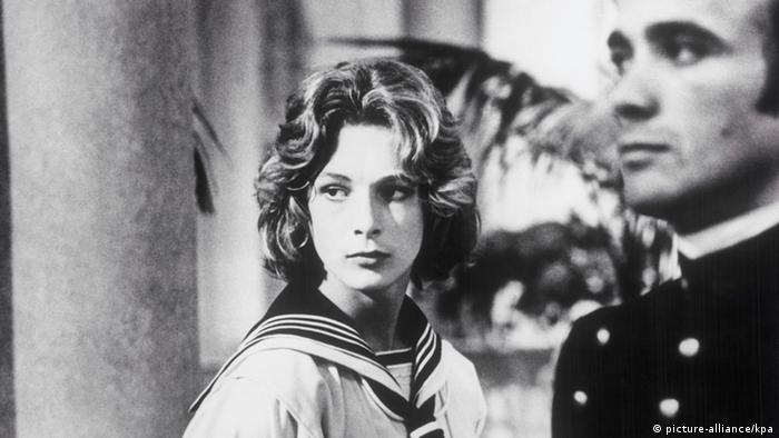 Luchino Visconti filmÃ³ la novela del mismo nombre de Thomas Mann. El protagonista, Gustav von Aschenbach, un escritor de 50 aÃ±os, sufre el amor platÃ³nico por un joven que trabaja en el hotel en el que se aloja.