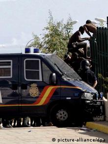 Ισπανική αστυνομία στη Μελίγια προσπαθεί να παρεμποδίσει πρόσφυγες περάσουν τα συνόρα