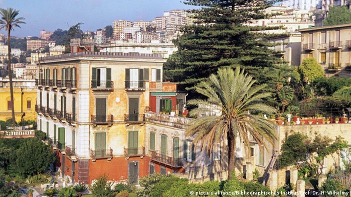 Palaces and palms, Naples, Italy (picture-alliance/Bibliographisches Institut/Prof. Dr. H. Wilhelmy)
