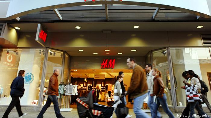 Eine H&M-Filiale auf der Frankfurter Einkaufsmeile Zeil (picture-alliance/dpa)