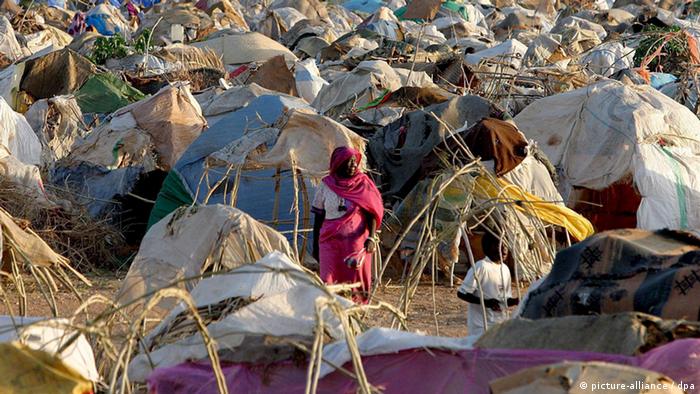 ARCHIV - Ein Flüchtlingslager in der Nähe von Nyala (Süddarfur, Archivfoto vom 20.06.2005). In der westsudanesischen Krisenregion Darfur droht nach Angaben des Welternährungsprogramms (WFP) ohne neue Spenden das Ende der Hilfsflüge. Zugleich gehe die Zahl der Hilfstransporte über den Landweg wegen zahlreicher Überfälle von Banditen zurück, warnte das Hilfsprogramm der Vereinten Nationen am Montag (10.03.2008). Die Versorgung von Millionen Menschen in der Krisenregion sei wegen fehlender finanzieller Mittel massiv bedroht. Die humanitären Flüge des WFP müssen zum Monatsende gestoppt werden, falls ihre Finanzierung nicht gesichert werden kann, sagte Oshidari. Foto: Nic Bothma (zu dpa 0425 vom 10.03.2008) +++(c) dpa - Bildfunk+++