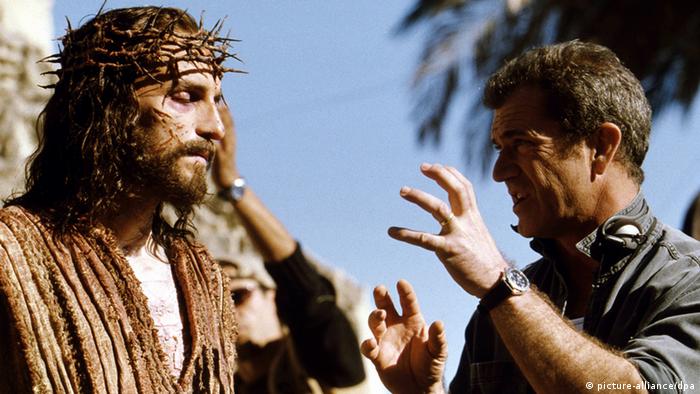 Mel Gibson on the set of The Passion of the Christ (picture-alliance/dpa)