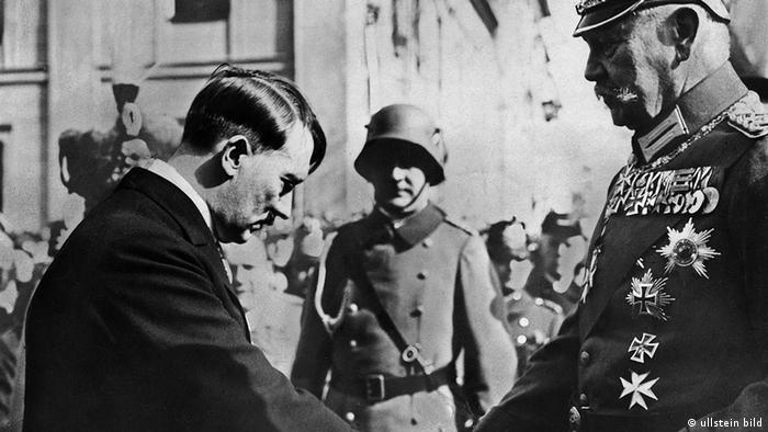 Че нацистите са врагове - мои врагове и врагове на всичко, което ми беше мило и скъпо - в това не съм се съмнявал нито за миг. Не подозирах обаче, че ще са толкова жестоки врагове - думи на журналиста Себастиан Хафнер. На снимката: Хитлер и райхспрезидентът Хинденбург през 1933 година.