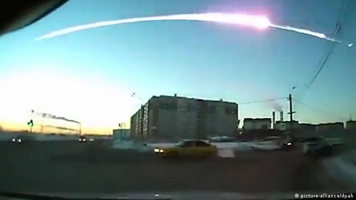 Risco luminoso no cÃ©u, causado pelo meteorito Tcheliabinsk, que caiu na RÃºssia em 2013
