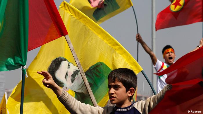 Junge mit Öcalan-Fahnen in der Südtürkei (Foto: Reuters)