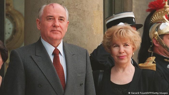 Михаил и Раиса Горбачови през 1994 година в Париж
