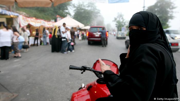 Saudi Arabien Frau auf Motorrad (Getty Images/AFP)