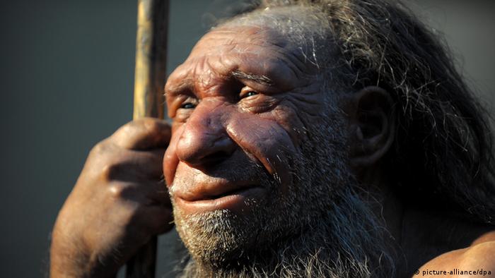 Nachbildung eines Neandertalers (picture-alliance/dpa)