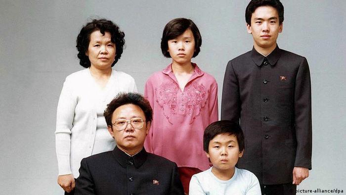 Kim Jong Il sitting down with his son and three other family members (picture-alliance/dpa)