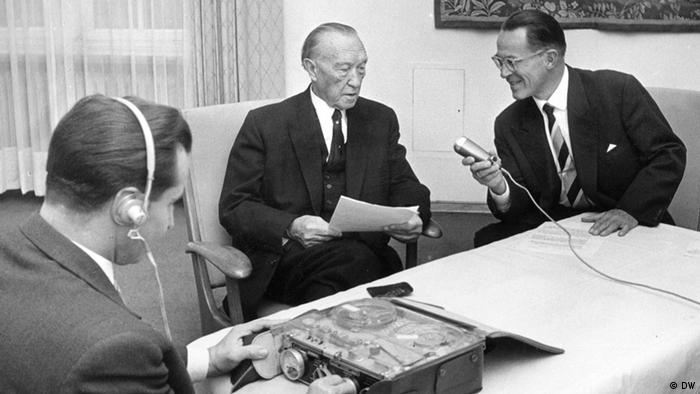 Konrad Adenauer und DW-Redakteur Hans Wendt Archivbild 1963 (DW)