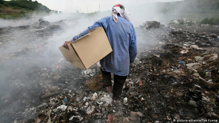 A woman scavenging a dump site in Bulgaria (picture-alliance/Ton Koene)