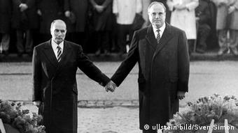 Deutschland Frankreich Geschichte Helmut Kohl und Francois Mitterand in Verdun (ullstein bild/Sven Simon)