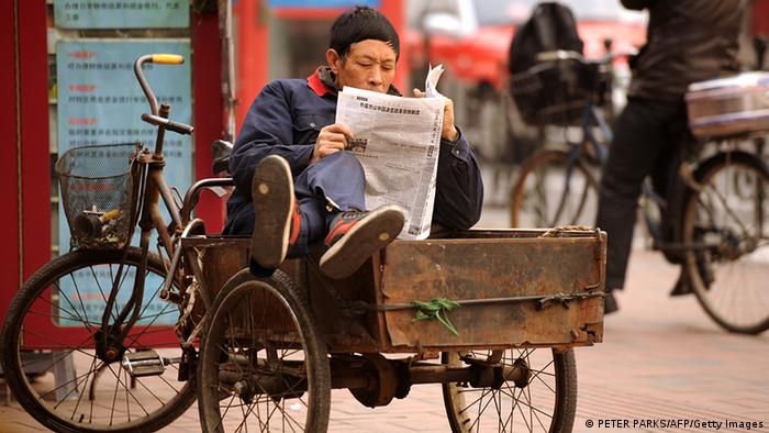 China Presse Zeitung Zeitungsleser in Schanghai (PETER PARKS/AFP/Getty Images)